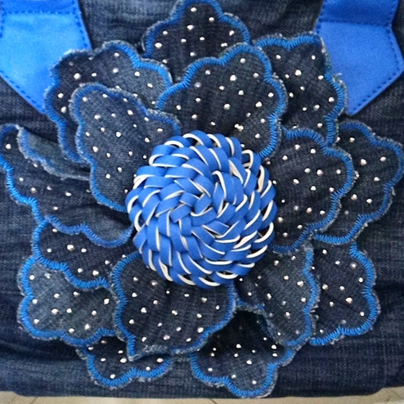 NWT🎁FREE GIFT INCLUDED🎁 Brand New Rhinestones Crystals Denim Shoulder Handbag - Picture 8 of 16